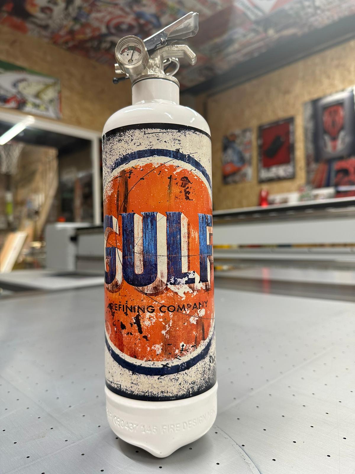 Extincteur décoratif design graphé par un artiste. Extincteur GULF OIL..